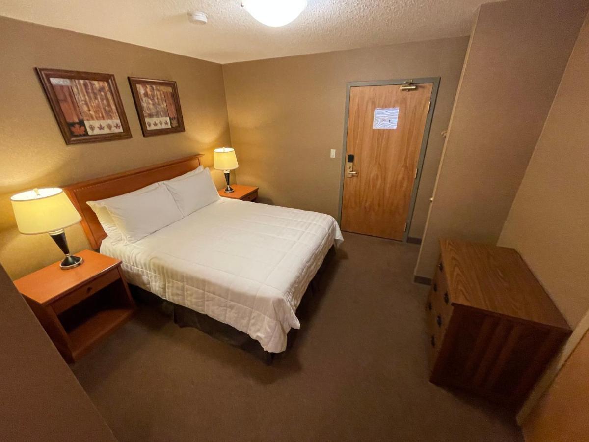 Elkwater Lake Lodge And Resort Екстер'єр фото