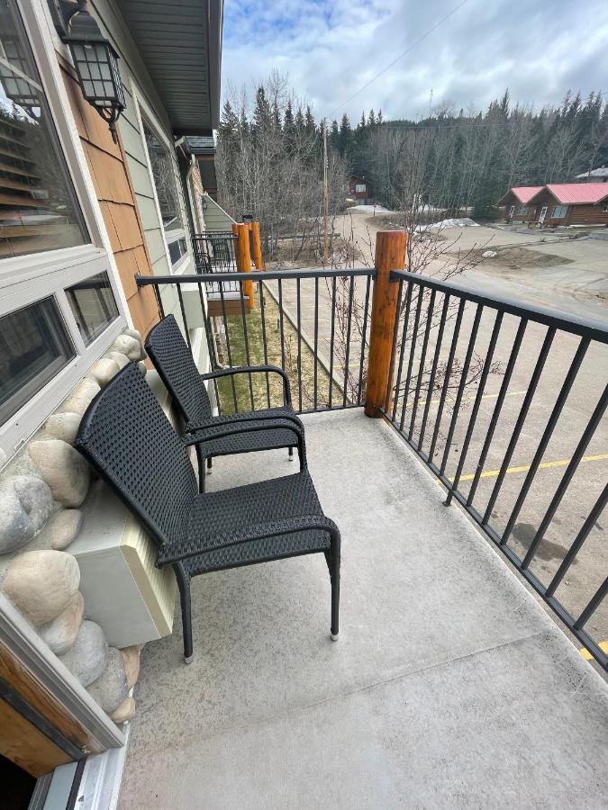 Elkwater Lake Lodge And Resort Екстер'єр фото