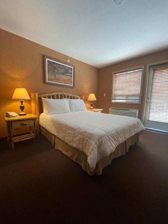 Elkwater Lake Lodge And Resort Екстер'єр фото