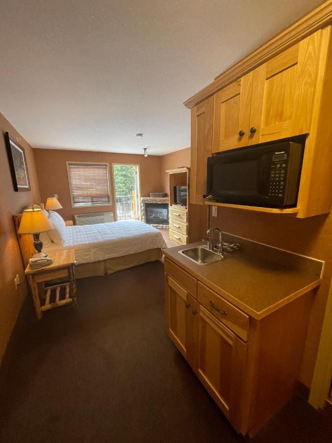 Elkwater Lake Lodge And Resort Екстер'єр фото
