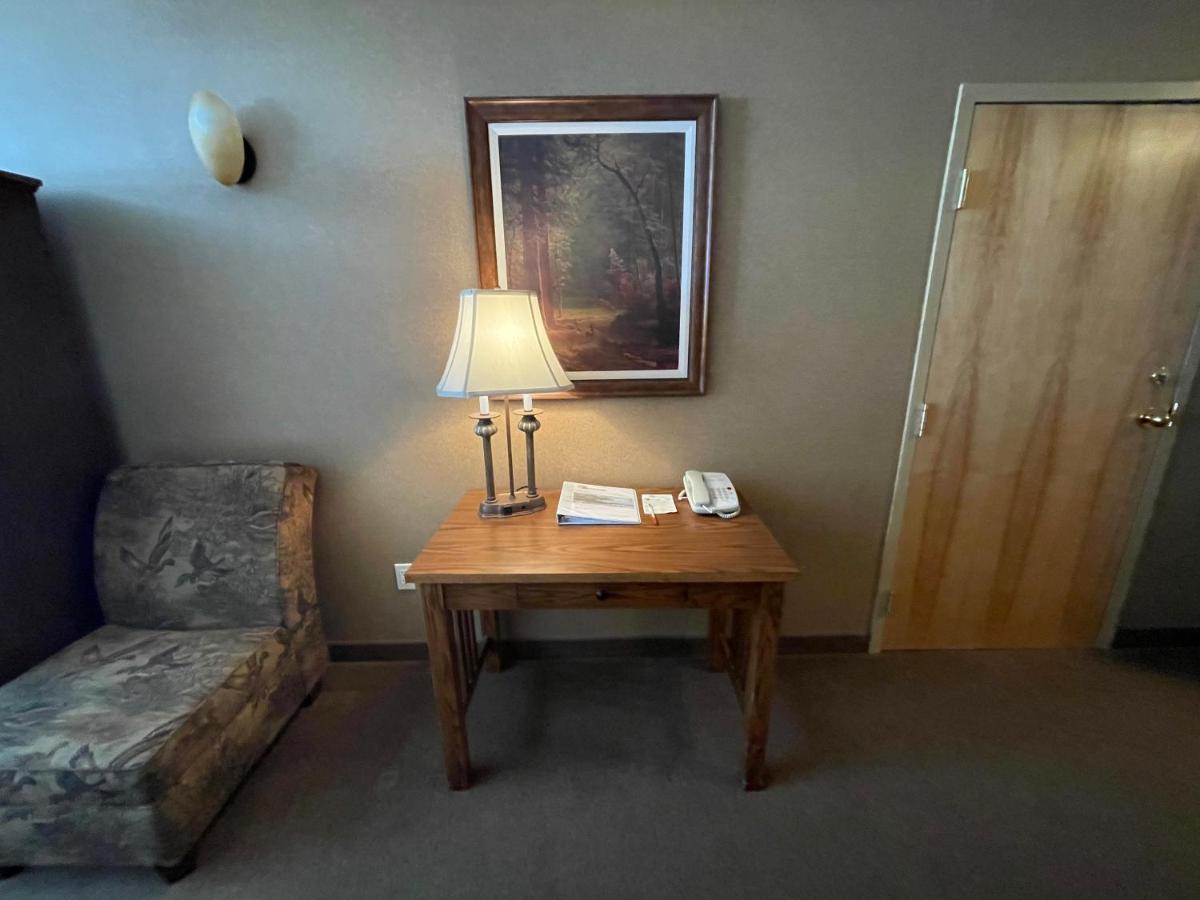 Elkwater Lake Lodge And Resort Екстер'єр фото