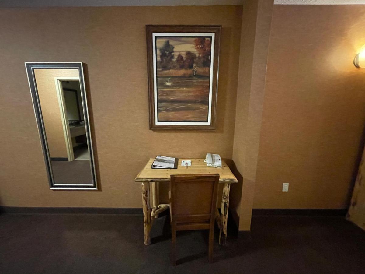 Elkwater Lake Lodge And Resort Екстер'єр фото