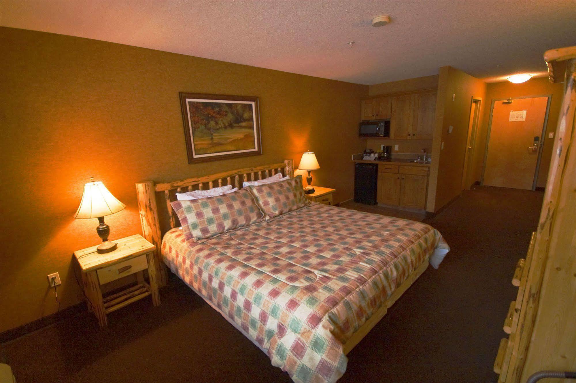 Elkwater Lake Lodge And Resort Екстер'єр фото